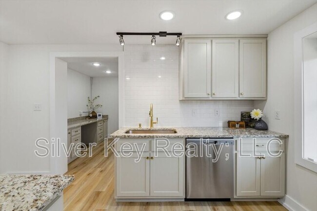 Building Photo - 2113 W Madison Ave