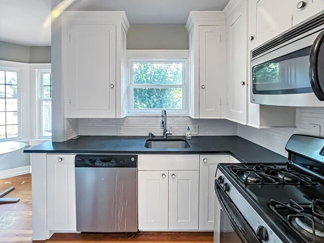 Building Photo - Charming Ravenna Home with Bonus Office, Basement & Fenced Yard