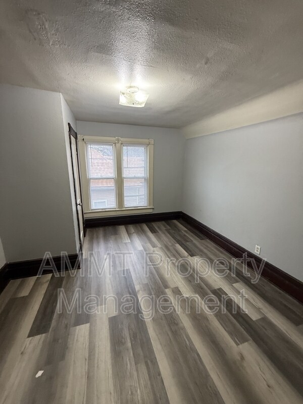 Building Photo - 723 W 1st St