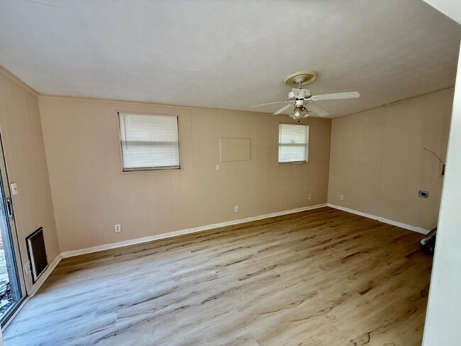 Building Photo - Charming 3-Bedroom Rental with Separate Li...