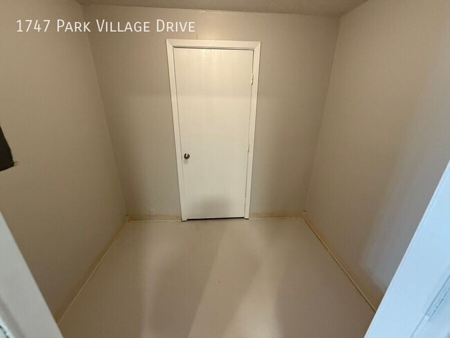 Building Photo - 2 Bedroom 2.5 Bath Townhome