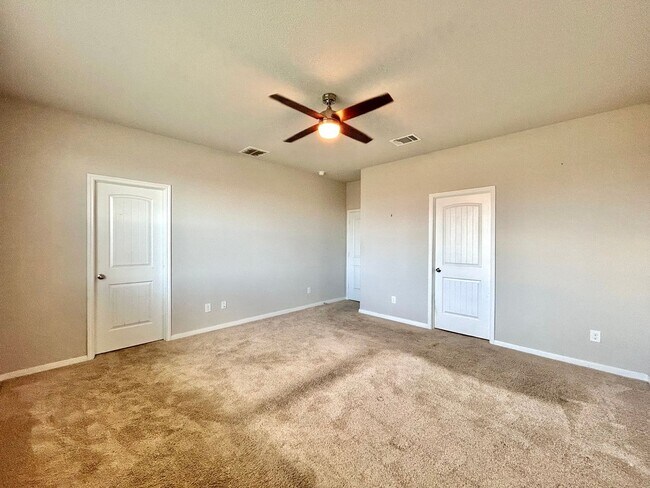 Building Photo - Bright and Spacious 4/BR 3/BA Home with Pr...
