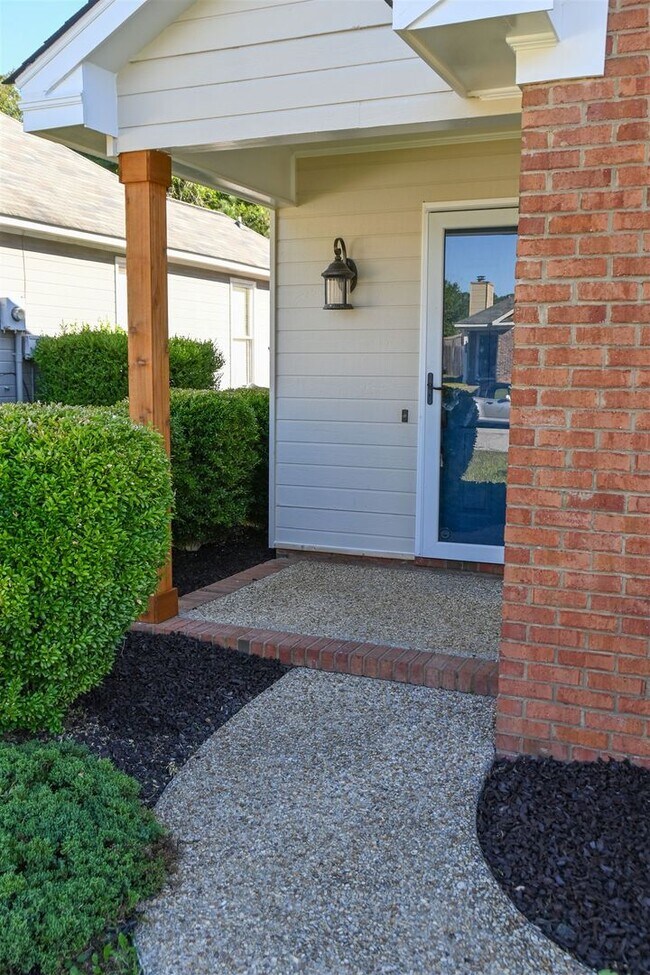 Building Photo - NE-Columbus-3 Bedrooms & 2 full Baths-Move...