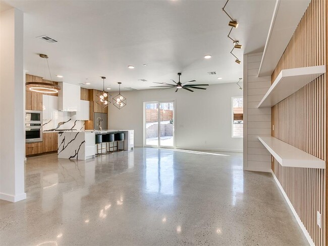 Building Photo - 605 N Idaho Ave