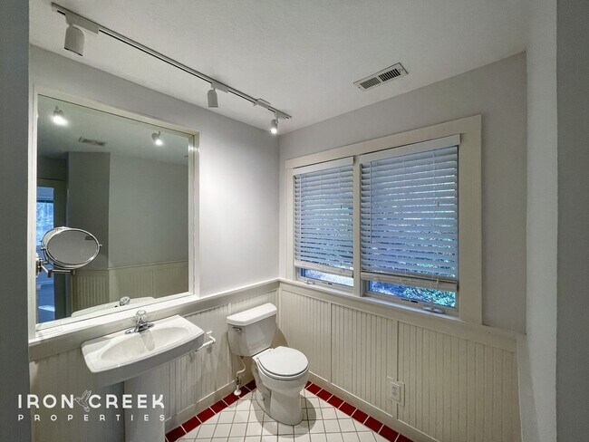 Building Photo - Beautiful 3-Bed/3.5-Bath Home in Gated Fai...