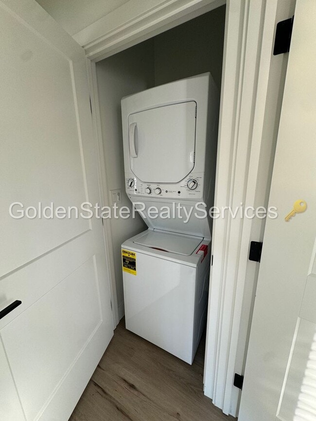 Building Photo - Pleasant St