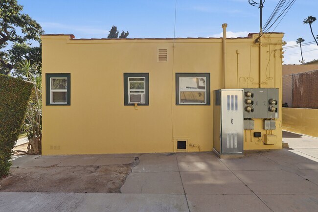 Building Photo - 1964 Dracena Dr