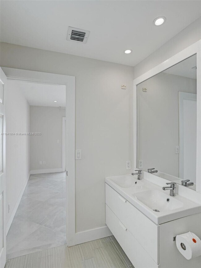Building Photo - 7425 Silver Woods Ct