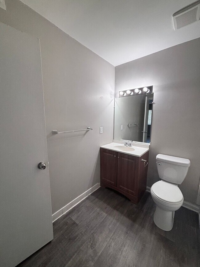 Building Photo - Great Location!