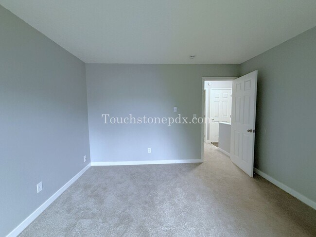 Building Photo - Newly Renovated 2-bedroom Apartment in Skylark Apartments