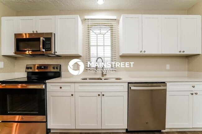 Building Photo - 3 Bedroom Pet-Friendly Home in Fort Myers, FL with Main Street Renewal