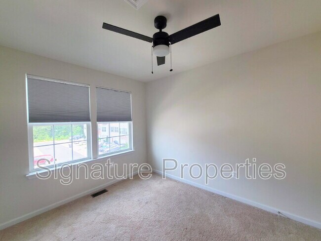 Building Photo - 316 Tree Line Dr