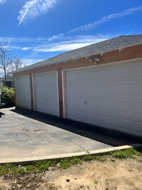 Private Garages - 12591 Cometa Ave