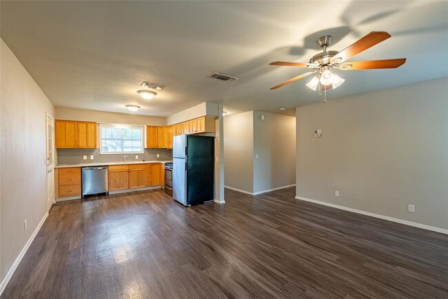 Building Photo - 2105 N Cannes Dr