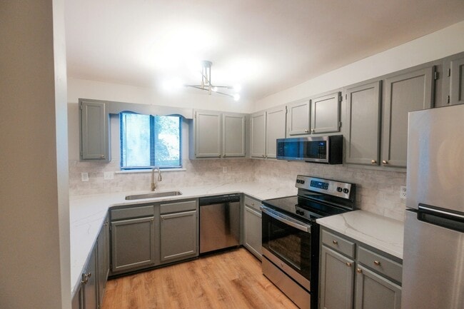 Building Photo - 246 Toweridge Dr SW
