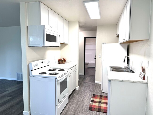 Building Photo - FULLY REMODELED * 1 BED / 1 BATH