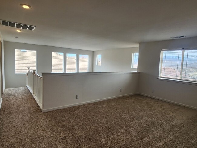 Building Photo - Large home on a golf course