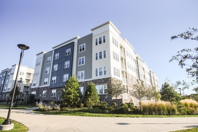 Building Photo - 120 University Ave