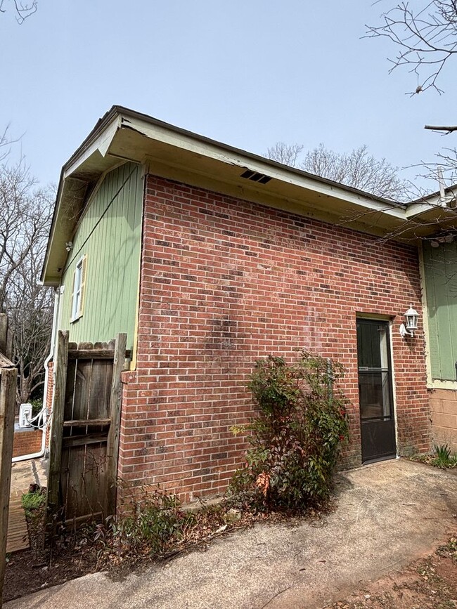 Building Photo - Newly Renovated Studio!