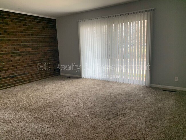 Building Photo - 12 Simpson St