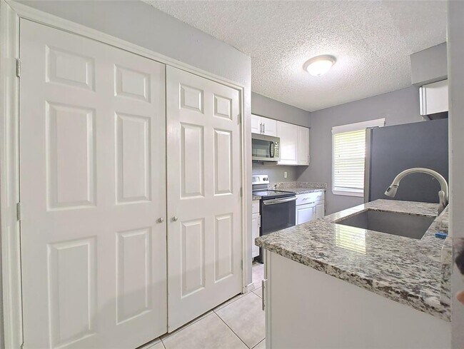 Building Photo - 5636 Birchmont Dr