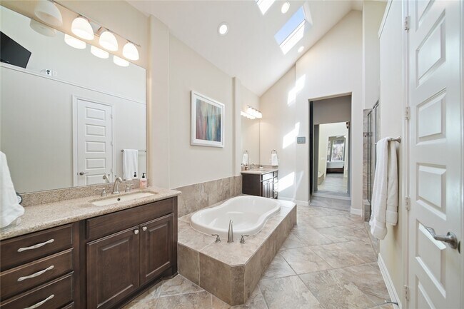 Building Photo - 9510 Spring Rose Dr
