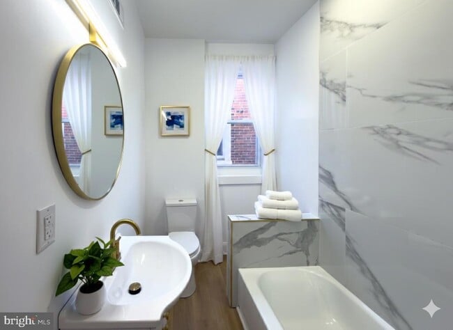 Building Photo - 5237 Greenway Ave