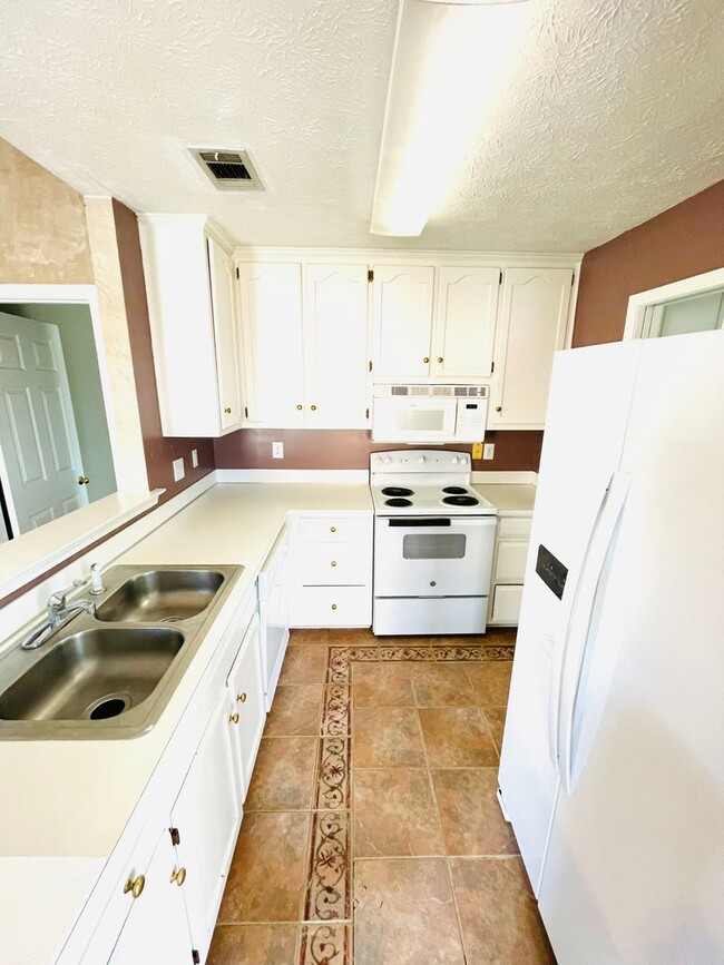 Building Photo - ** 2 bed 2 bath located off Taylor and Alt...