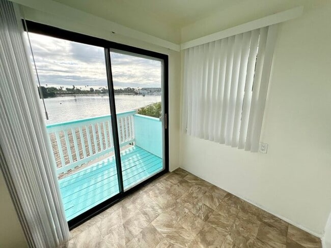 Building Photo - Spectacular Bay Views With a wrap around P...