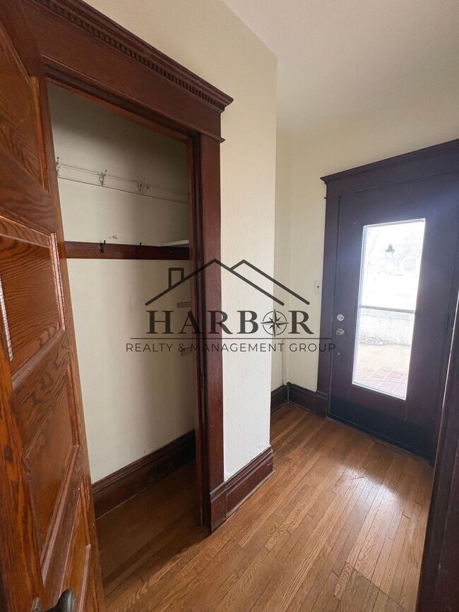 Building Photo - 711 1st Dr NW