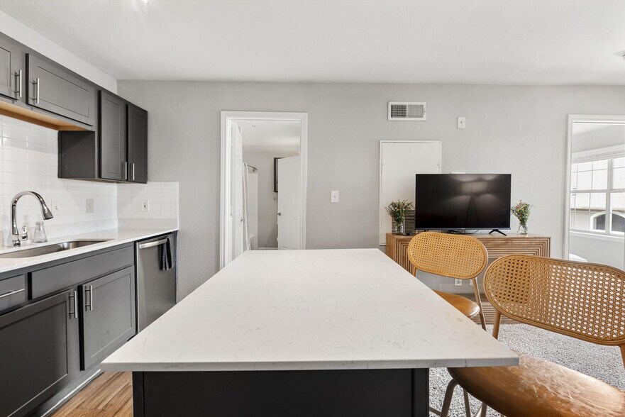 Building Photo - 8054 Exchange Dr