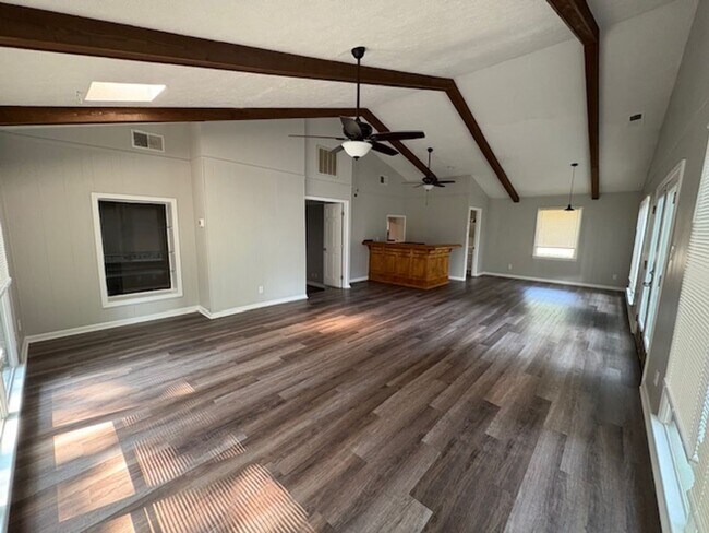 Building Photo - MOVE IN READY!