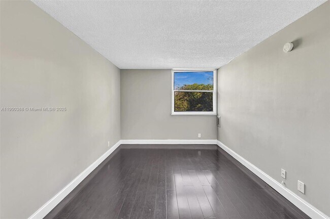 Building Photo - 2701 Riverside Dr