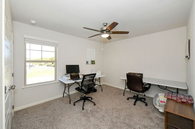 Building Photo - Nestled in the highly sought-after Scenic ...