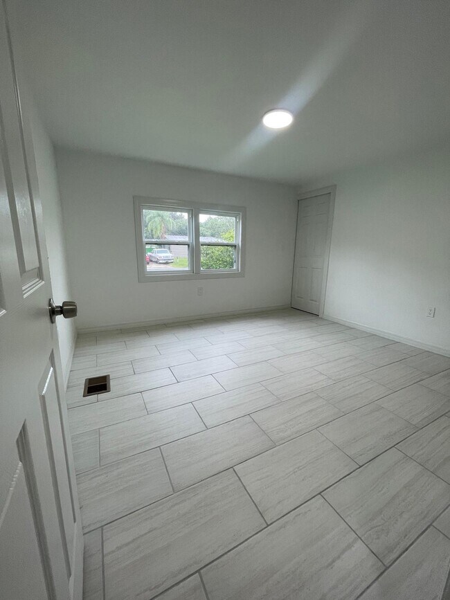 Building Photo - 5024 Marina Dr