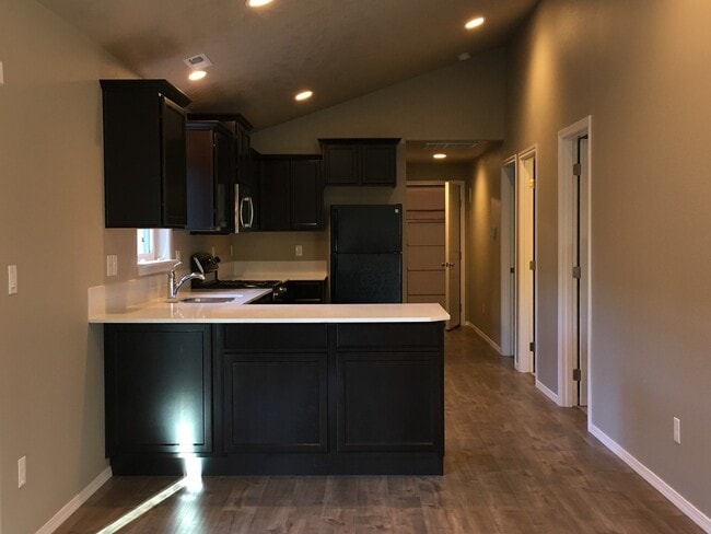 Building Photo - 608 N Trinity Way