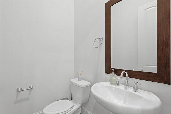 Building Photo - 1665 Upland Lakes