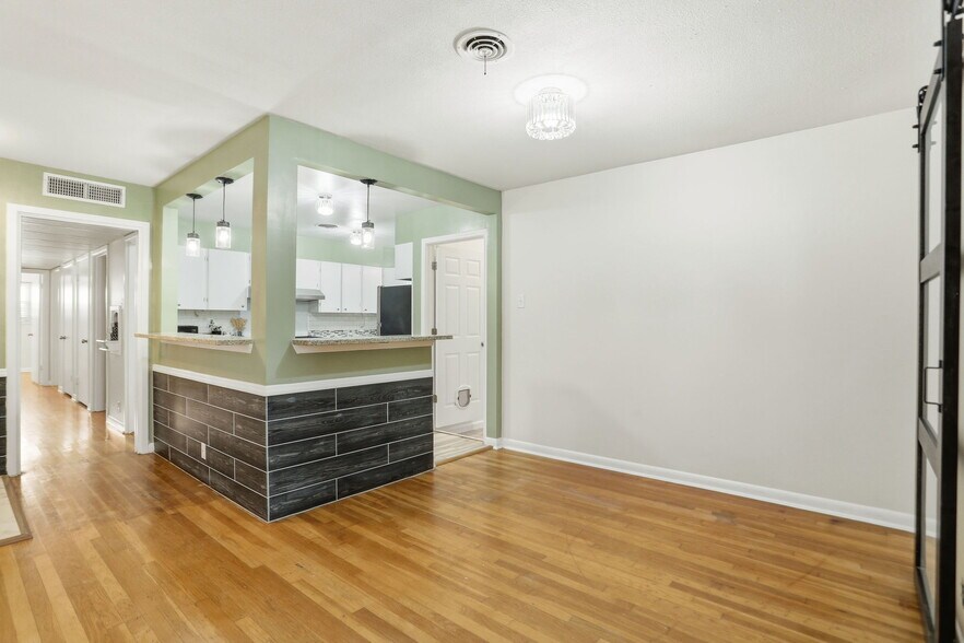 Building Photo - 518 Brightwood Pl