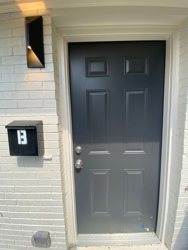 Building Photo - 2 bed 1 bath in quadplex. Walk to Meharry Medical College or Fisk. Renovated, off street parking....