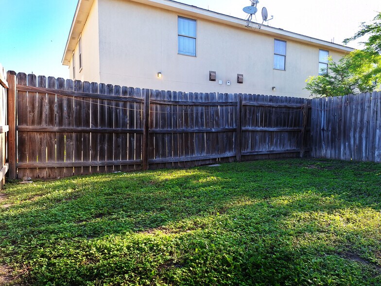 Building Photo - 1402 W Kiwi Ave