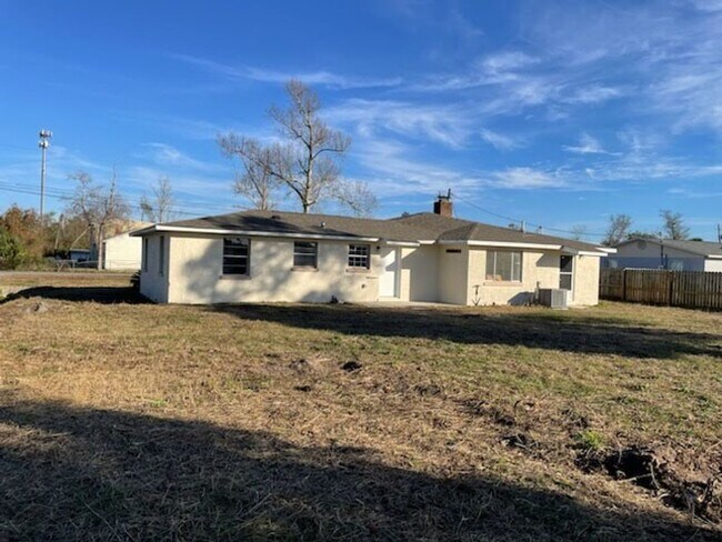 Building Photo - Beautiful home with backyard!
