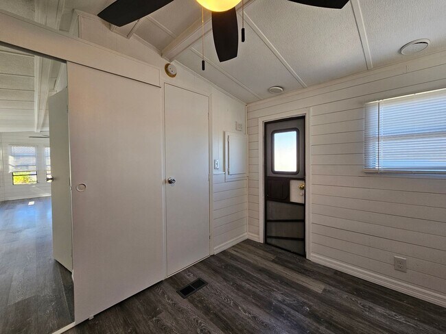 Building Photo - 1/1 Manufactured Lake Front home located in Camo-a-wyle community