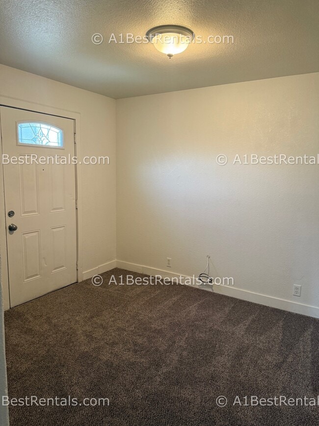 Building Photo - 1905 John St