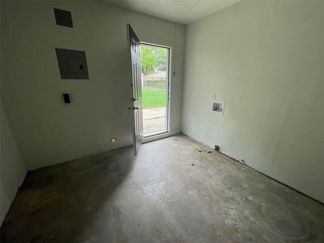 Building Photo - 3 BR/2.5BA | Renovated Single Family Home | 1-Car Garage Parking | Fenced backyard