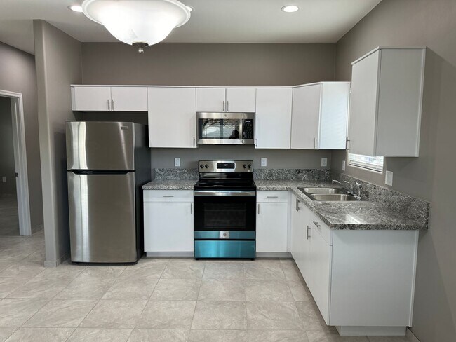 Building Photo - Beautiful Modern 3Bdm 2Ba Home, Easy Access to I-10, Must See!