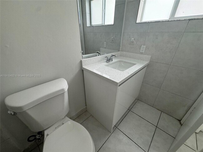 Building Photo - 1060 Crystal Lake Dr