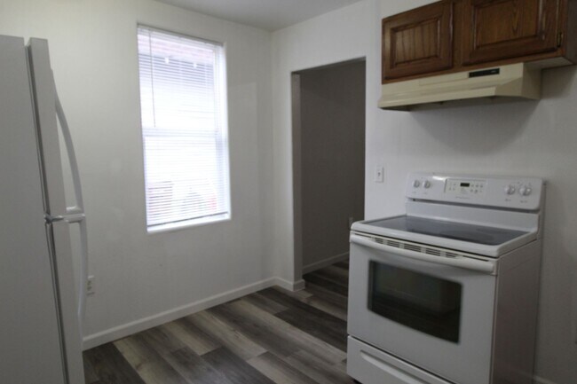 Building Photo - 1717 W Maxwell Ave