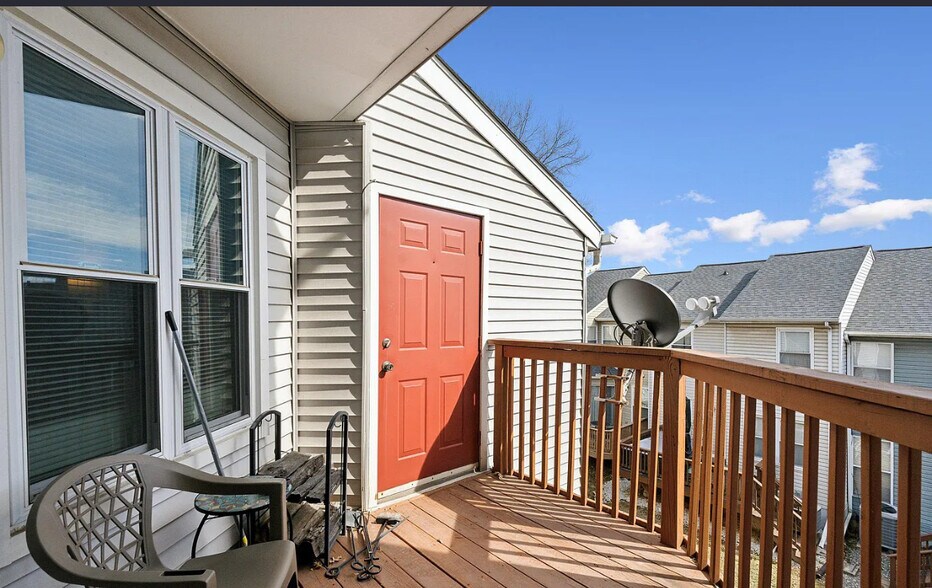 Building Photo - 8 Deer Run Ct