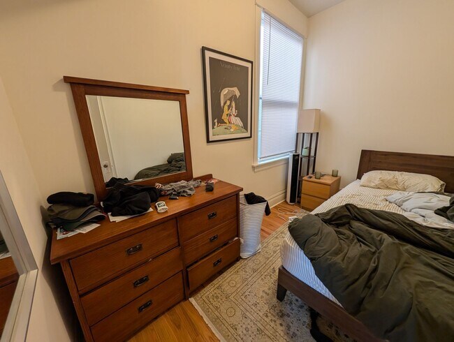 Building Photo - Spacious and renovated 3 BR in Wicker Park with great vintage touches!