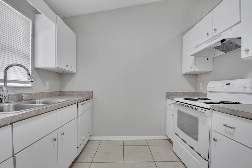 Building Photo - 11 Juniper Pass Dr